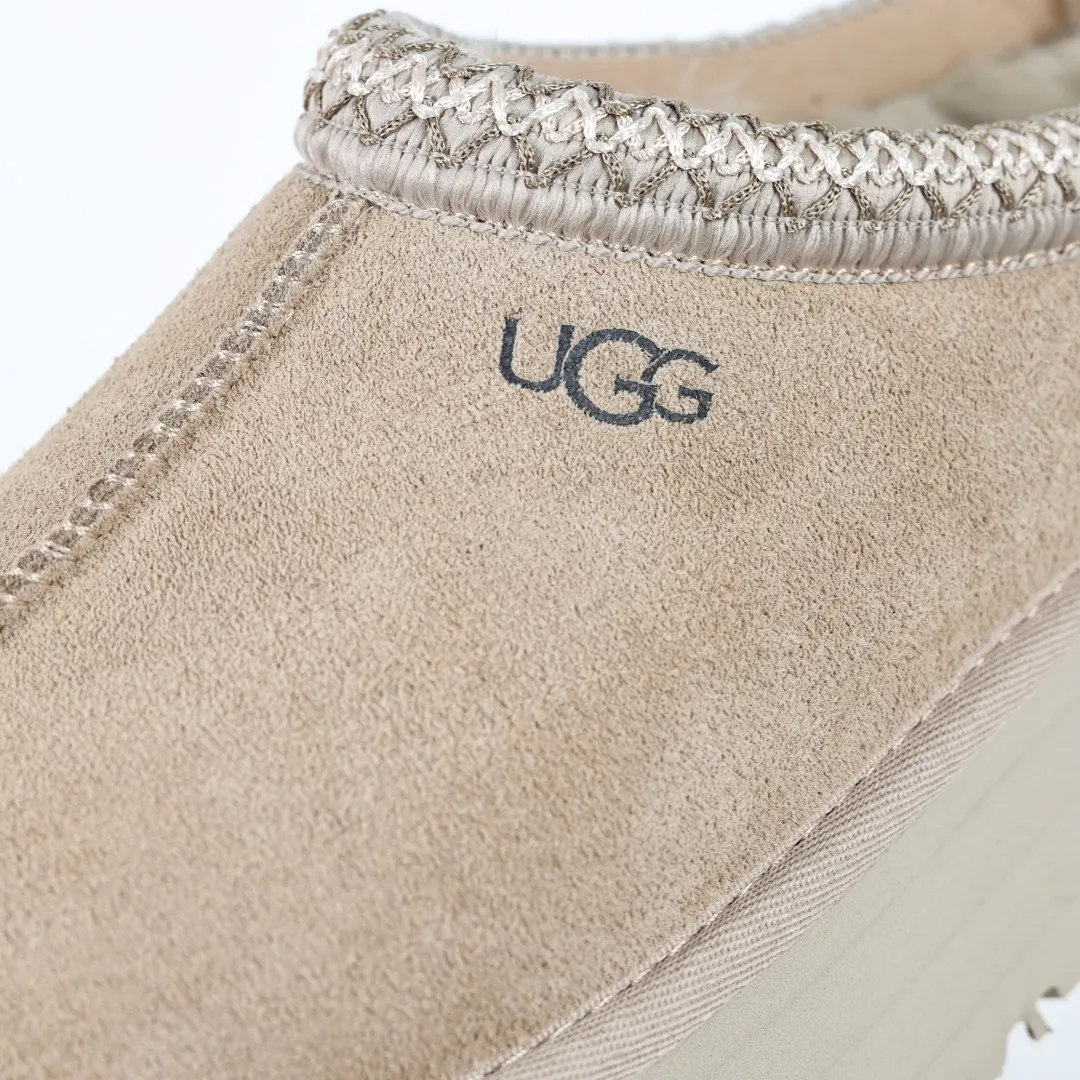 Copy price 💰560 Core recommendation of good price 5cm thick sole, independently developed original outsole, cashmere insole, keeping warm in winter, suitable for home use. In the new year, uug launched a style series, which is partially geared towards the preferences of young consumers. It has also moved to the forefront of fashion trends. Shoe body material, water-repellent coated suede upper, 17 mm UGGPURE™ implanted wool insole, lightweight non-slip and comfortable rubber outsole, with brand LOGO and trademark, with full package Size: 35 36 37 38 39 40